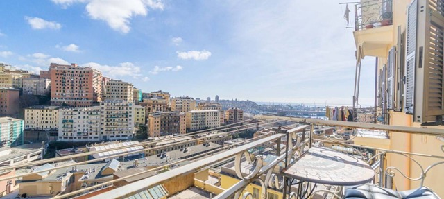 Modern and spacious apartment perfect for 4 people is located right above the famous Historic Center of Genoa, the largest in Europe. We are just 7 minutes from the Porto Antico and 4 minutes from Genova Principe station.By staying here, you will have th in Genova