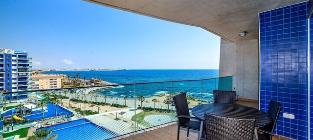 Modern front line apartment with sea views for 4 people, Gym, SPA, garage, Bennecke Yulia in Torrevieja