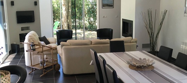 Modern oceanfront villa for your vacation. Pets allowed in Messanges