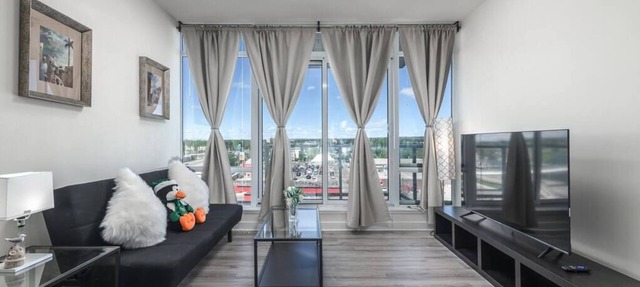 mountain view Condo by UofC/LRT/free parking/gym/easy access to Banff in Calgary