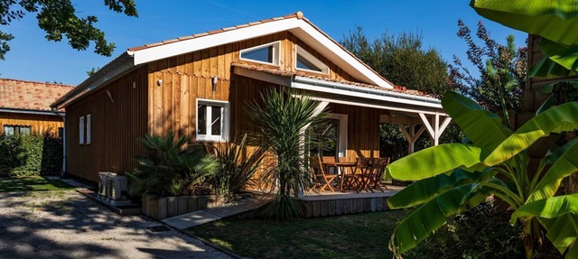 NEW WOOD HOUSE FOR 8/10 PERSONS WITH COMMUNAL POOL in Hourtin