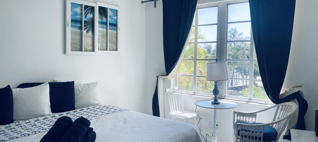 Ocean view, luxury STUDIO, JACUZZI on Ocean drive in Miami Beach