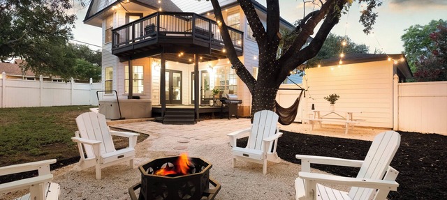 OUTDOOR PARADISE with HOT TUB and PLAYROOM in Austin
