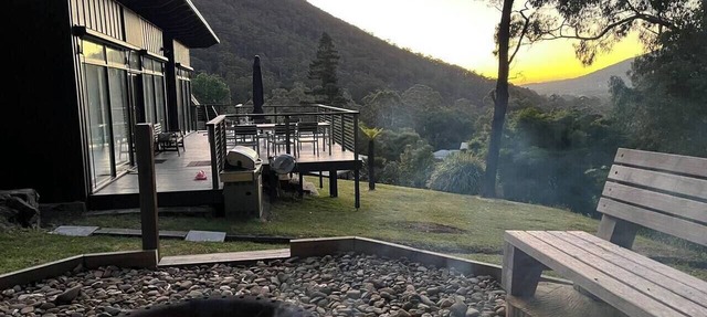 Panoramic views - outdoor bathhouse - walk to town in Warburton