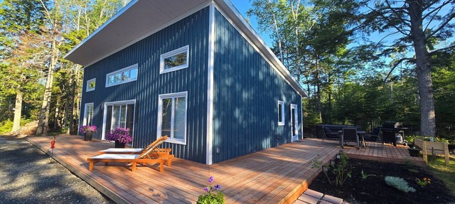 Peaceful Cottage near Ski Martock with hot tub and direct access to ATV trails in Vaughan