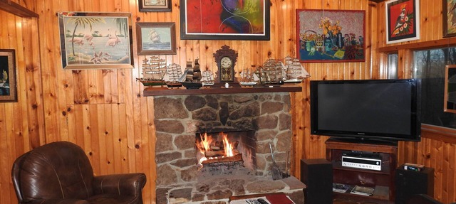Pine Cabin #3 on 30 Acres! 1 mi. from Carbondale, IL & SIUC Campus in Carbondale