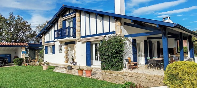 Pool villa with Rhune view, just a few minutes from the beach, tennis court and golf course in Ascain
