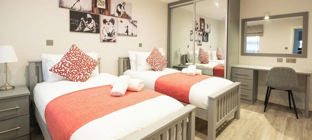 Premium Twin Apartment with Gated Parking in Reading