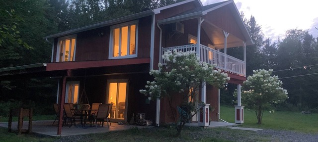 Private woodland cottage near Magog, Mont Orford, pet friendly in Orford