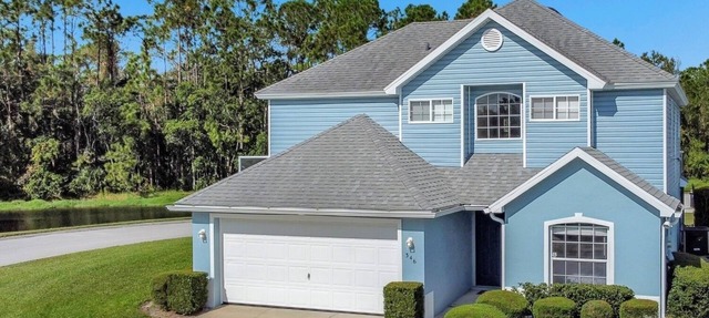 Quiet, corner lot home, smart TV in all bedrooms, heatable Pool & Hot Tub in Davenport