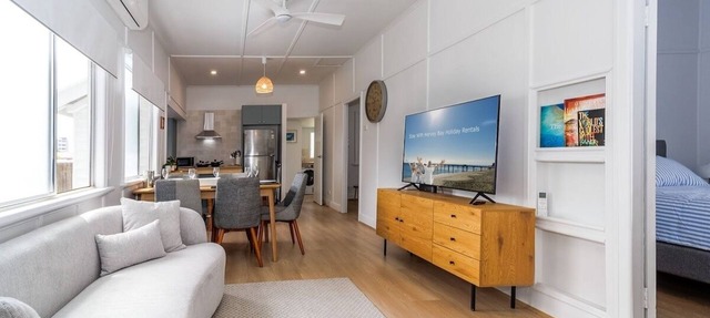 Relaxed Coastal Getaway – Steps to Urangan Beach in Urangan