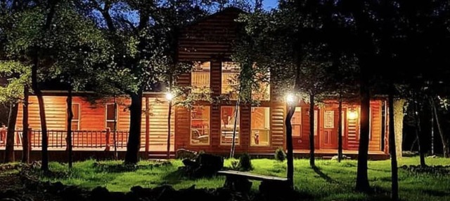 Relaxing Cabin Getaway near Lake Texoma ~ your retreat awaits! in Denison