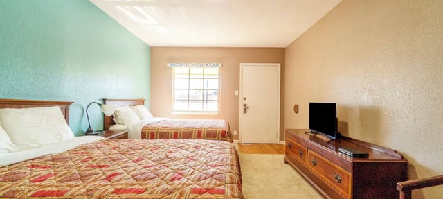 Relaxing Room near Yoakum Municipal Airport & Yoakum Heritage Museum in DeWitt County