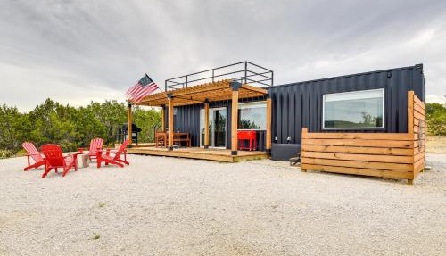 Remote Strawn Container Home w/Hot Tub! in Strawn