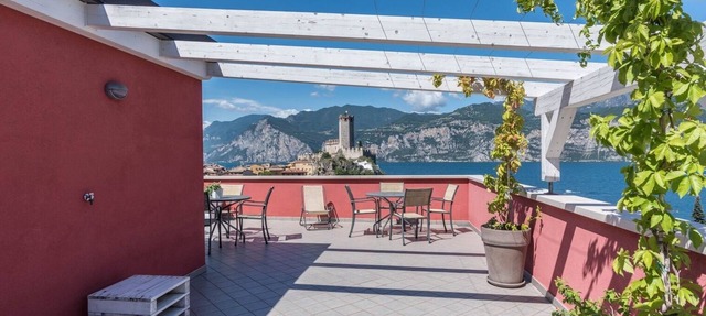 Residence "La Pergola" central area, garden, swimming pool, parking in Malcesine
