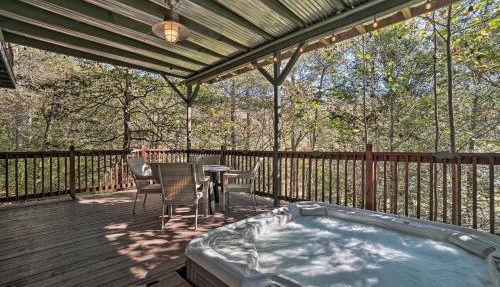 Riverfront Tallulah Falls Cabin w/Hot Tub! in Tallulah Falls