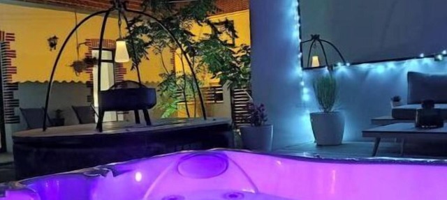 Romantic gite with private spa Nantes Beaujoire in Nantes