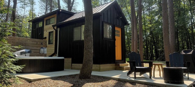 Romantic Tiny Home · Private Hot Tub · Fire Pit in Laurelville