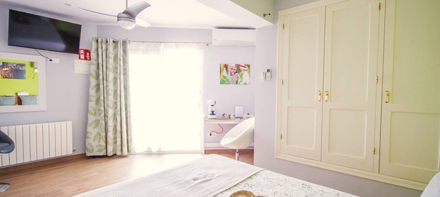 Room with a breathtaking view over the mountains to the Mediterranean Sea in VC