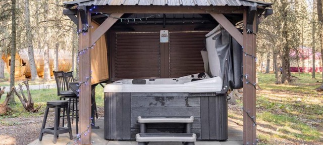 Rustic Cozy Cabin with hot tub in Bragg Creek