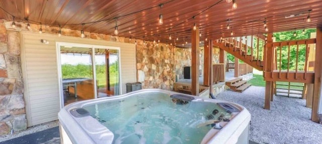 Secluded Luxurious Cabin, Sleeps 16, Hot tub Sauna in Somerset