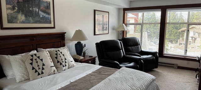 SKI IN/OUT Studio Condo with stunning Village & Slope views in SOLITUDE