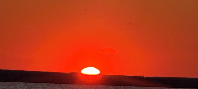 Soundside Sunset Inn - Sound front condo with pool. in Kill Devil Hills