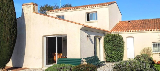 Spacious 4-Bedroom House with Private Garden, Near Beach & Shops in Les Sables-d'Olonne