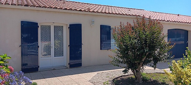 Spacious comfortable villa near beach in Grues
