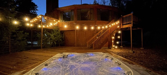 Spacious Secluded Cabin on 9 acres Hot Tub Outdoor Dining Private Trails in Idyllwild-Pine Cove