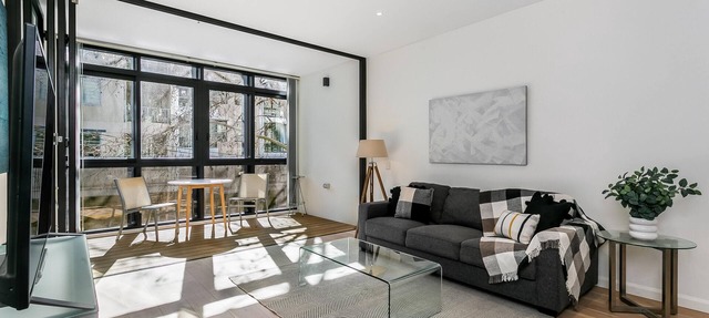 St Leonards- ALBN2 Albany Street - Relaxed Crows Nest Apartment with Winter Garden, Rooftop Cafes Nearb in St Leonards
