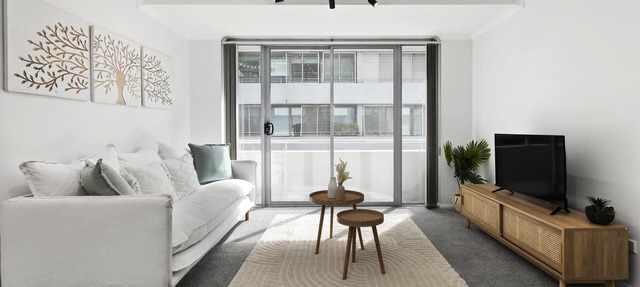 St Leonards- LN405 Atchison Street - Stylish Studio with Juliet Balcony Separate Bedroom Space in St Leonards