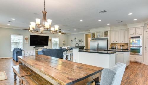 Steps to Surfside Beach: Large Group Gulf Retreat in Surfside Beach