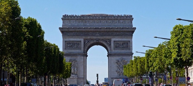 Studette Paris Champs Elysées in Paris