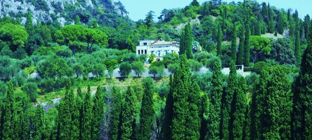 'Stunning Views': beachfront villa with pool in Garda