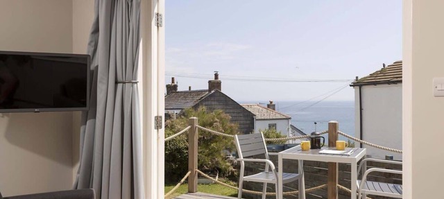 Stylish Boatshed with Sea Views, Private Parking in Gorran Haven