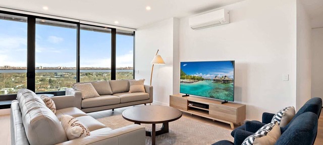 Stylish City-View Apartment with Premium Amenities in Alphington