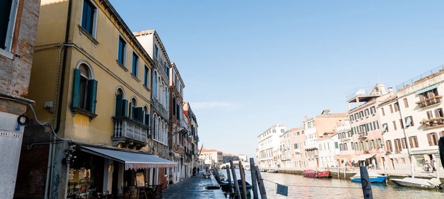 Stylish living: newly renovated apartment in Palazzo with balcony and canal view in Venedig
