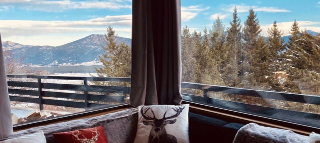 SUBLIME VIEWS-Upper Chalet-180m2 AUX ANGLES -16pers on 3300m2-near the center in Les Angles