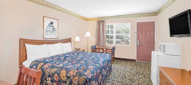 Suite Room with Fee Breakfast, Airport Shuttle, Pool Close to Pecos Museum in Pecos