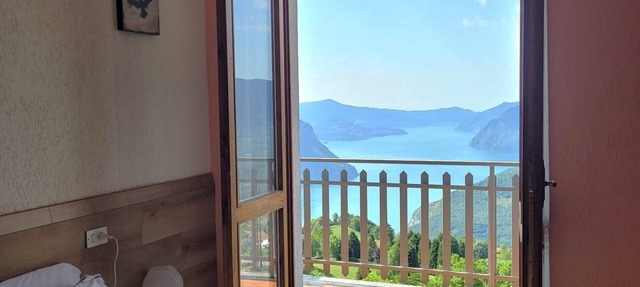 Sun Paradise, with magnificent views of the lake and valleys in Bossico