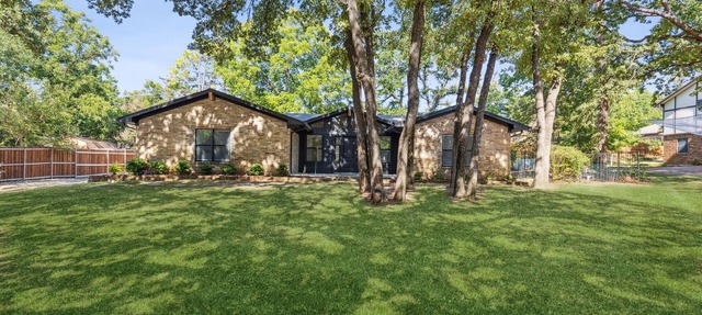 TCH - Spacious 4bd/3ba in Grapevine with Workspace in Grapevine