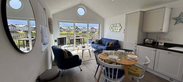 The Lake House - a meadow lodge that sleeps 4 guests in 2 bedrooms in Filey