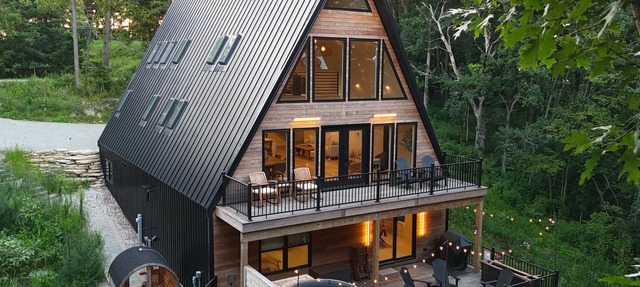 The Ravines Riverfront A-Frame, Cedar Hot Tub, Sauna, King Beds, & Arcade in Beloit