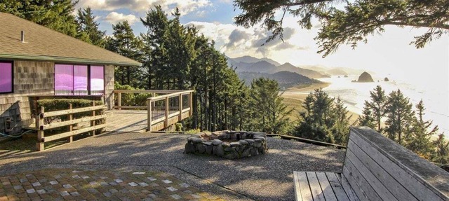 The Viewpoint - Ocean Views! in Cannon Beach
