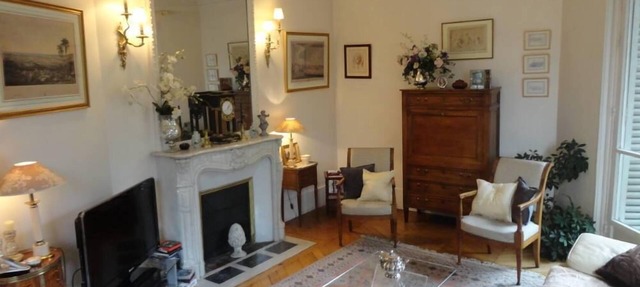 This nice flat, in Plaine-Monceau, is traditional and can comfortably accommodate 4 people in Paris
