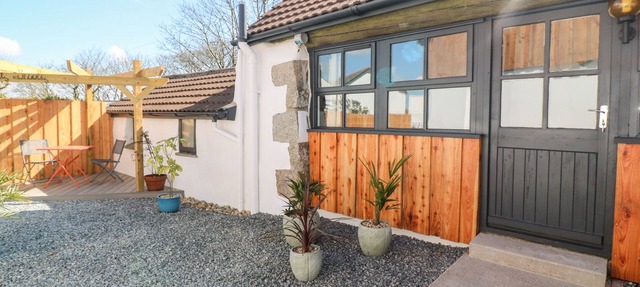 TOADSTOOLS, pet friendly, character holiday cottage in Penryn in Penryn