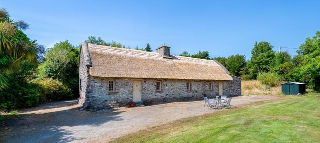 Traditional style thatched cottage in Kenmare in Kenmare