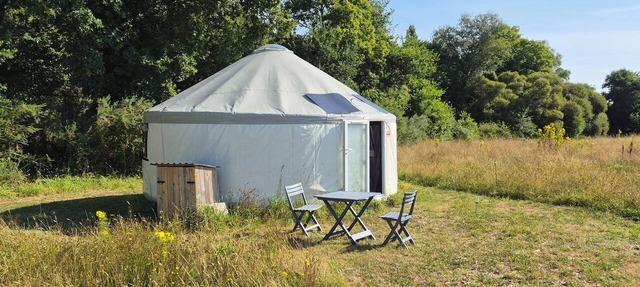 Unique, fully equipped yurt for 2–3 people in Querrien