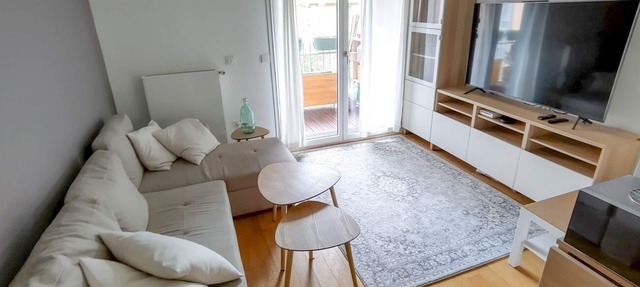 Versailles 2-room apartment, spacious, lovely terrace overlooking park, 3-minute walk from train station. in Versailles